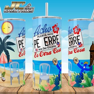 Puede incluir: Tres vasos de acero inoxidable con pajitas, con una escena de playa con una palmera, sol y el texto "Acho Puerto Rico" y "PE ERRE". El diseño incluye una placa de matrícula y la frase "Es Otra Cosa".