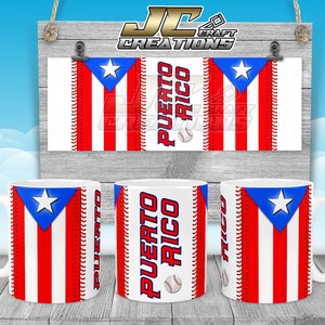 Puede incluir: Tres tazas de cerámica blanca con temática de béisbol. Cada taza presenta la bandera de Puerto Rico con un diseño de puntadas de béisbol y el texto "PUERTO RICO".