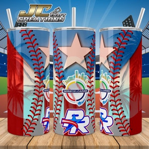 Könnte beinhalten: Drei Edelstahlbecher mit einem Baseball- und einer puerto-ricanischen Flaggen-Design. Die Becher haben ein rot-weiß-blaues Farbschema mit einem Baseball-Nahtmuster und einem Stern. Der Text "SERIEDELCARIBE" ist auf den Bechern aufgedruckt.
