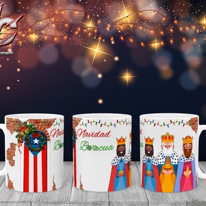 Puede incluir: Tres tazas de cerámica blanca con diseños navideños. La primera taza presenta una bandera puertorriqueña con una corona navideña y luces. La segunda taza tiene el texto "Navidad Boricua" con luces navideñas. La tercera taza tiene tres Reyes Magos con luces navideñas.