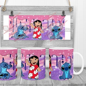 Op de afbeelding: Drie witte mokken met een roze en paarse galaxy-ontwerp met Stitch en Lilo uit de Disney-film Lilo & Stitch. De mokken hebben een wit handvat.