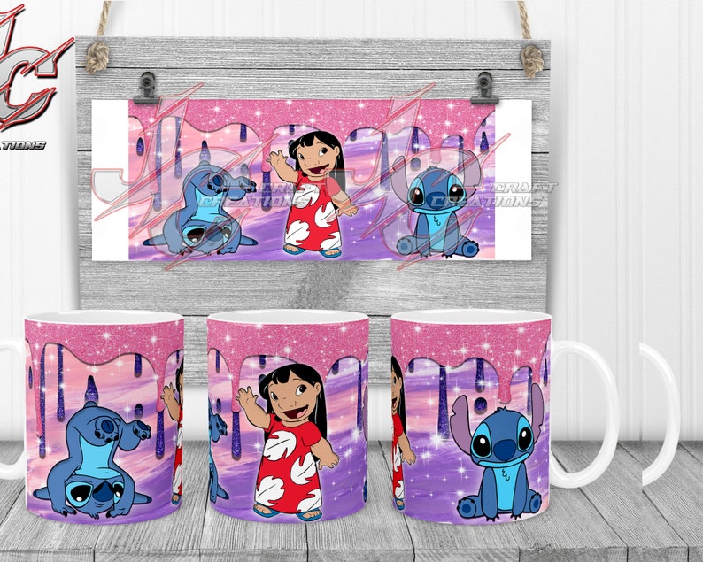 Op de afbeelding: Drie witte mokken met een roze en paarse galaxy-ontwerp met Stitch en Lilo uit de Disney-film Lilo & Stitch. De mokken hebben een wit handvat.