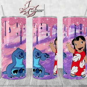 Op de afbeelding: Een roze en paarse galaxy-thema tumbler met een glitterafwerking. De tumbler heeft een cartoon afbeelding van Stitch van Lilo & Stitch, en Lilo van Lilo & Stitch.