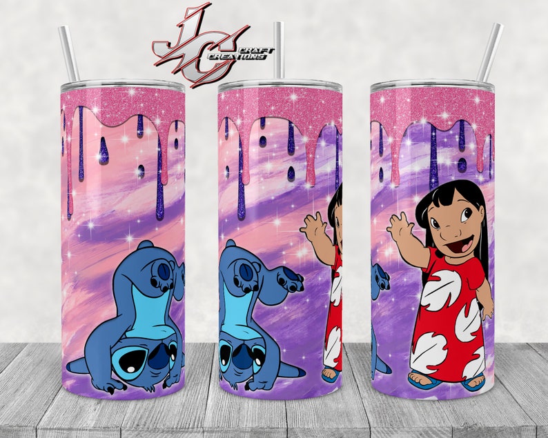 Op de afbeelding: Een roze en paarse galaxy-thema tumbler met een glitterafwerking. De tumbler heeft een cartoon afbeelding van Stitch van Lilo & Stitch, en Lilo van Lilo & Stitch.