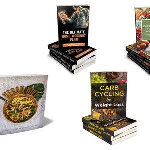 Op de afbeelding: Een stapel van vijf boeken met verschillende diëten en fitnessplannen. De boeken zijn getiteld "Easy Keto", "The Ultimate Home Workout Plan", "Intermittent Fasting Formula", "Vegan Diet" en "Carb Cycling for Weight Loss".