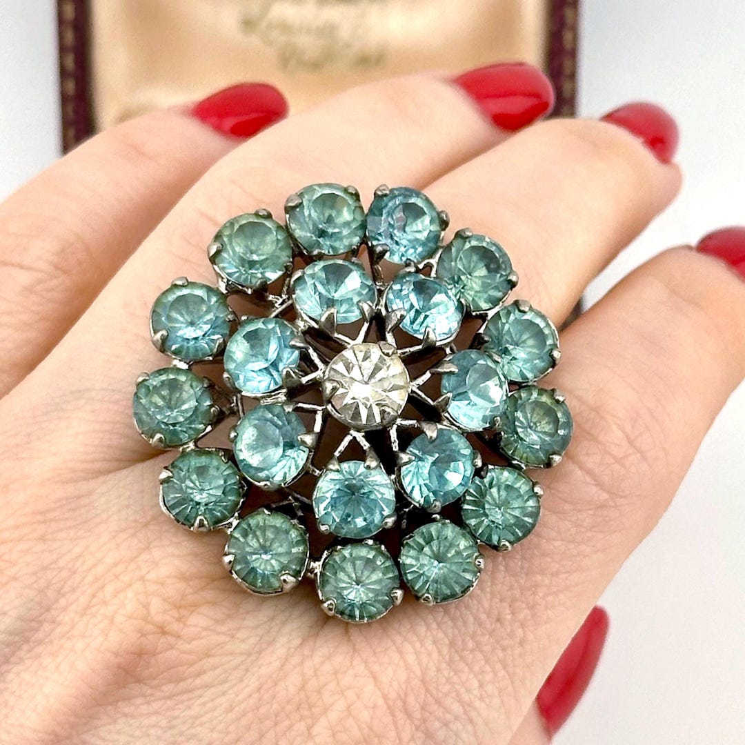 Elegant Vintage Ring Featuring Blue Crystal main image 1