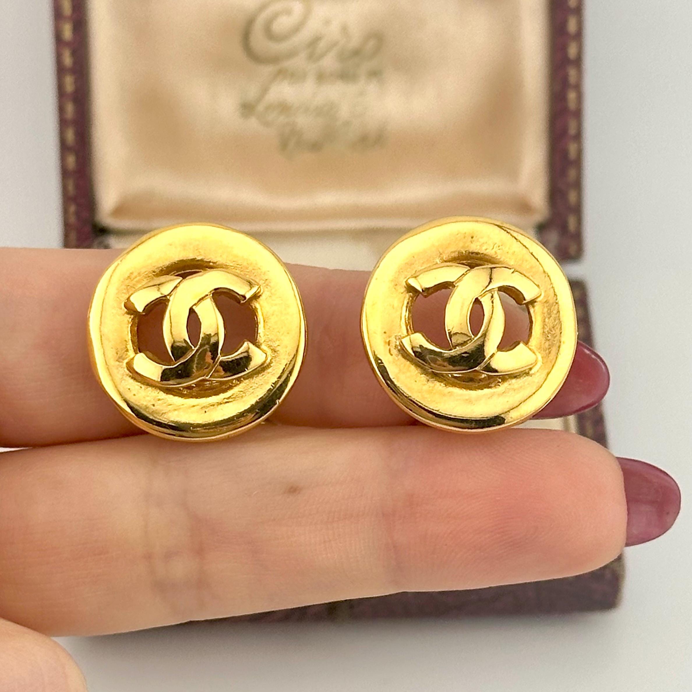 CHANEL Vintage 1980s Clip on Earrings, Gold Medallion CC  display picture 2