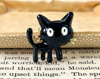 Schattige kleine zwarte kat broche, gelukkige zwarte kat, zwart emaille kat broche, zwarte kat pin, figurale broche, dierlijke pin broche, kat minnaar cadeau
