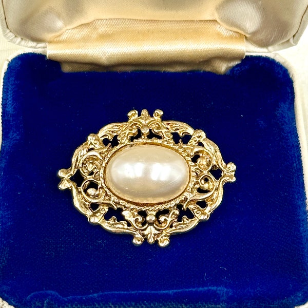 Vintage Brooch, Vintage Pearl Brooch, vintage accessory, Pearl Brooch, 80s Jewellery, Floral Gold Brooch, woman's brooch, Gift For Her