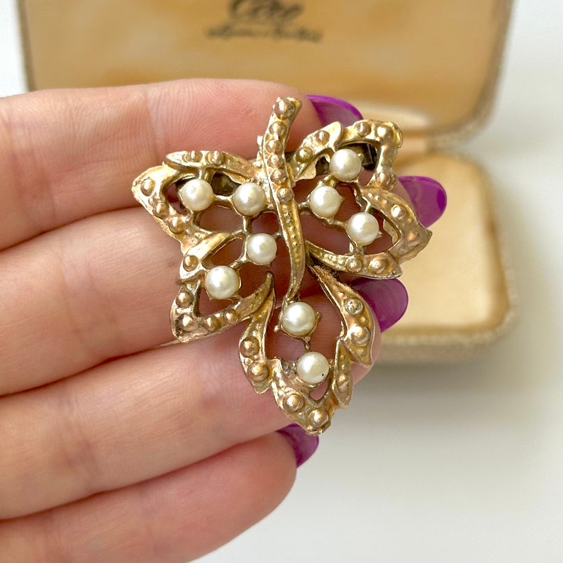 Broche Fantaisie Vintage Plaqué Or Et Fausse Perle, élégante Et Intemporelle