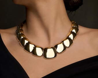 Collana girocollo scultorea vintage anni '80 in oro, girocollo vistoso e di grande impatto, gioiello modernista
