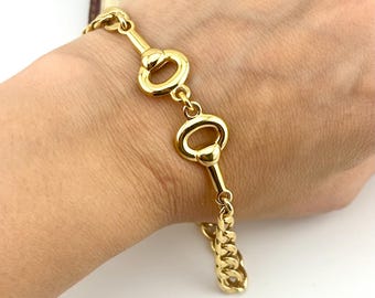 Pulseira vintage dourada com corrente de freio de cavalo, joia marcante inspirada no universo equestre dos anos 80.