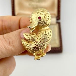 Broche de pato texturizado dorado vintage de los años 80, broche de pájaro con ojos rojo rubí, joyería animal caprichosa