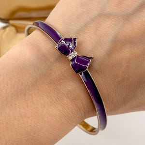 Brazalete vintage dorado con esmalte morado y lazo, pulsera de cristal austriaco de los años 80, joyería elegante para el día a día.