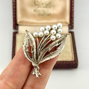 Vintage jaren 1950 bloemenparelbroche, Hollywood-verzilverde bladsprayspeld, kostuumsieraden uit het midden van de eeuw, vintage verzamelobject, cadeau voor haar