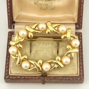Vintage Gold Pearl Wreath Brooch, 1980s Crystal Statement Lapel Pin, Elegant Bridal Heirloom, Honeymoon Jewelry, Collectible Gift For Her
