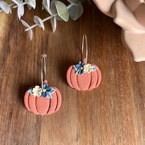 Pompoenoorbel van polymeerklei - Halloween-oorbellen - Pompoenoorbel met bloemen - Spooky sieraden