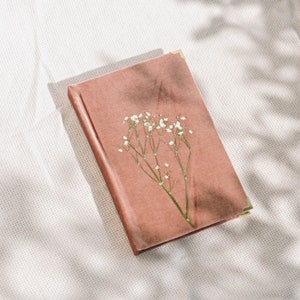 Quaderno con copertina rigida fatto a mano con fiori secchi