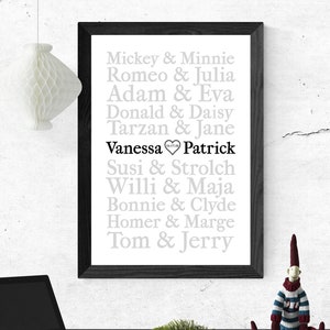 Könnte beinhalten: Ein schwarzer gerahmter Druck mit weißem Hintergrund und einer Liste von Paarnamen in grauem Text. Die Namen sind alphabetisch geordnet und umfassen Mickey & Minnie, Romeo & Julia, Adam & Eva, Donald & Daisy, Tarzan & Jane, Vanessa Patrick, Susi & Strolch, Willi & Maja, Bonnie & Clyde, Homer & Marge und Tom & Jerry.
