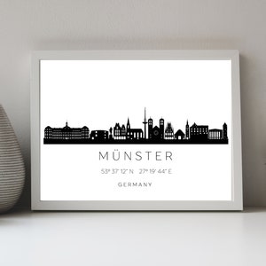 Könnte beinhalten: Schwarz-weiße Silhouette der Münster Skyline mit dem Städtenamen und Koordinaten darunter. Die Skyline umfasst mehrere Gebäude und einen Kirchturm.