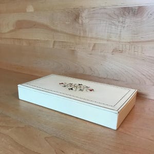 Caja de guantes vintage de mediados de siglo en blanco con diseño decorativo, tocador de almacenamiento de accesorios de los años 50, soporte para recuerdos