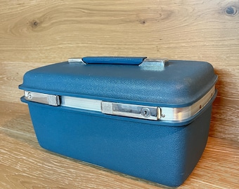 Vintage Cosmetic Case: Midcentury Samsonite Blue Makeup Train Case Luggage with Tray