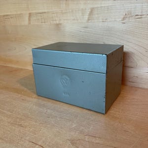 Archivador de tarjetas de acero vintage de 3x5, mediados de los años 60, de metal gris Weis, industrial, para guardar notas y recetas, con separadores de tarjetas alfabéticos.