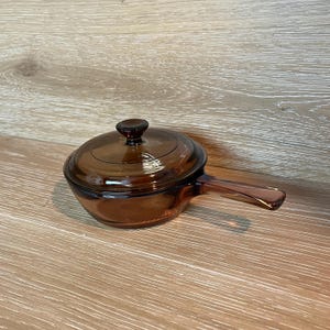 Cacerola Vintage Visions de Corning: Cacerola pequeña de vidrio ahumado de mediados de siglo con capacidad para 2 tazas (16 onzas).