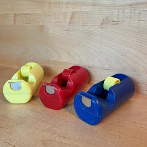 Selección de dispensadores de cinta adhesiva vintage, accesorios de oficina coloridos y extravagantes de mediados de siglo para estudiantes, precio por artículo