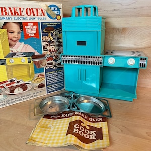 Vintage Easy-Bake Oven Midcentury Children&#39;s Baking Cooking Toy