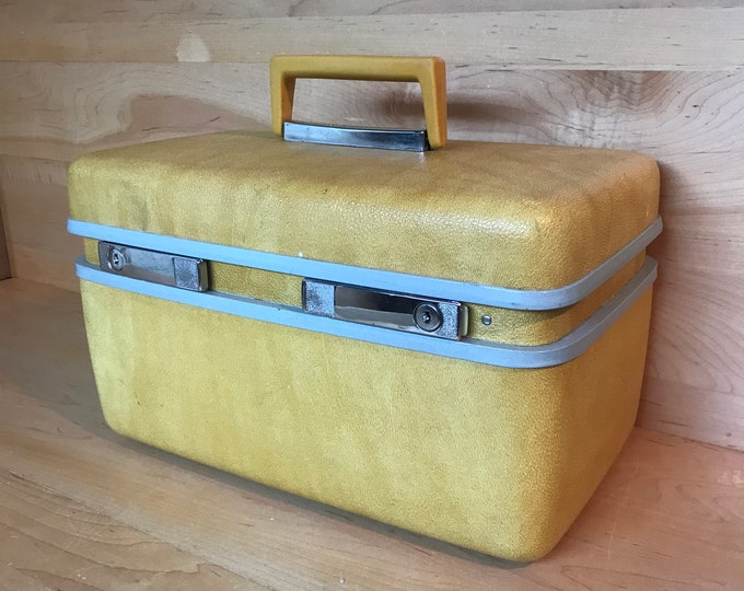 Vintage 1970er Jahre Koffer Koffer Koffer Koffer mit Tablett aus Samt in Gelbgold