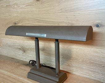 Lámpara de escritorio vintage: Iluminación fluorescente de oficina estilo art déco de mediados de siglo.