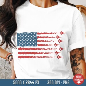 Könnte beinhalten: Weißes T-Shirt mit einer Grafik der amerikanischen Flagge, mit roten Streifen und einem blauen Quadrat mit weißen Sternen. Rote Flugzeugsilhouetten ziehen sich von der Flagge weg. Auf der Unterseite des Shirts steht der Text "5000 X 2844 PX 300 DPI - PNG".