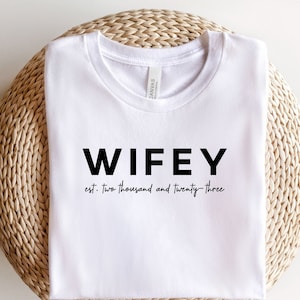 Wifey Sweatshirt, Wifey SVG, Frau svg, gerade verheiratet Weihnachtsverzierung, Braut Sweatshirt, Braut Tote Bag, Frau svg, Hochzeit Koozies, Cricut
