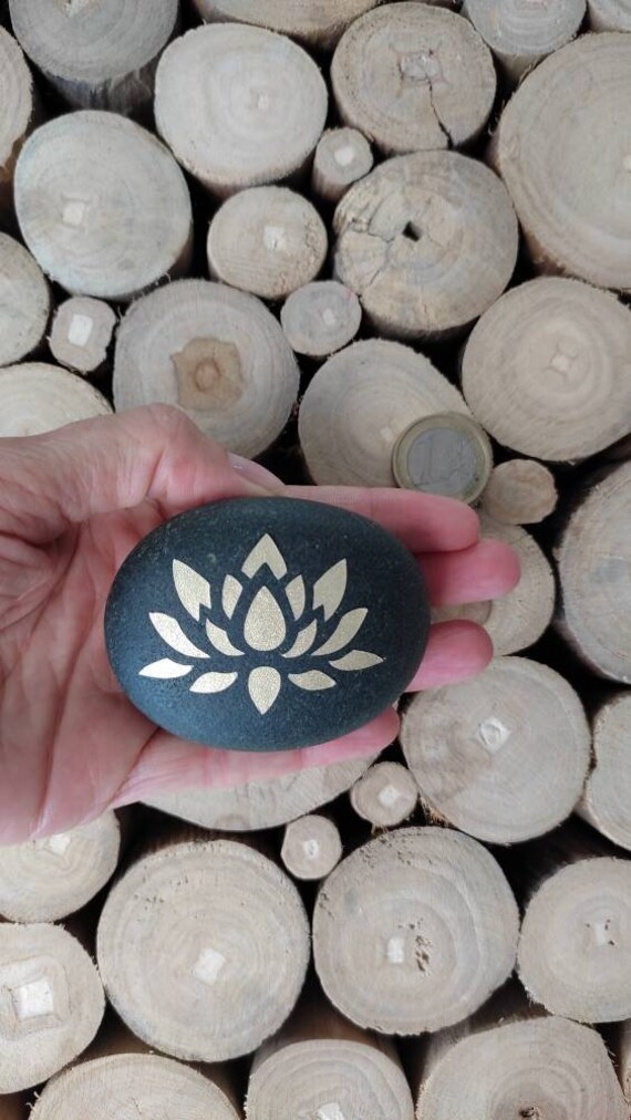 Galet Noir avec Fleur de Lotus