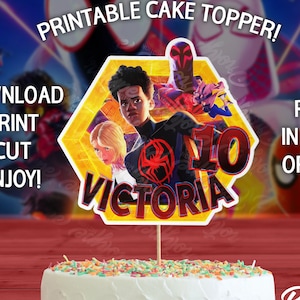 Könnte beinhalten: Druckbarer Tortendekor mit Spider-Man-Charakteren aus dem Film Spider-Man: Into the Spider-Verse. Der Topper ist gelb mit roten und schwarzen Akzenten und enthält den Namen "VICTORIA" und die Zahl "10".