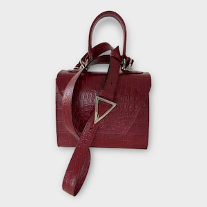 Crossbody-Tasche aus Leder mit Kroko-Prägung - Luxuriöse strukturierte Handtasche in Burgund mit verstellbarem Riemen