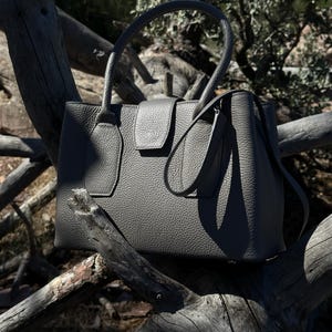 Strukturierte Ledertasche - Premium Ledertasche, Minimalistisches Design mit Griffen und Abnehmbarem Riemen, Grau