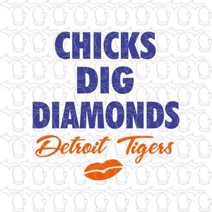 Può includere: Uno sfondo bianco con un motivo di guanti blu e bianchi. Il testo "CHICKS DIG DIAMONDS Detroit Tigers" è in blu e arancione. Un'impronta di labbra rosse si trova sotto il testo.
