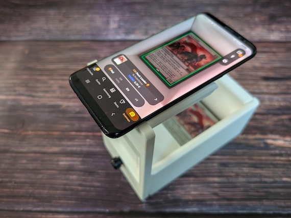 Modularer Höheneinstellbarer Kartenleser – Handyhalter für MTG & TCG | 3D-Druck | Nachhaltig | Vielseitig