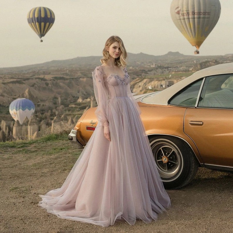 12 traumhafte und günstige Hochzeitskleider unter 500 € Fliederfarbenes Feenkleid Lilac