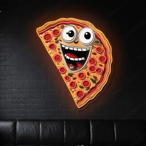 Może przedstawiać: Neonowy znak w kształcie uśmiechniętego kawałka pizzy z pepperoni i bazylią. Znak ma żółty kontur i jest zamontowany na czarnej ceglanej ścianie. Zabawna i żartobliwa dekoracja do restauracji lub domu.