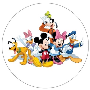Peut inclure: Un groupe de personnages Disney comprenant Mickey Mouse, Minnie Mouse, Donald Duck, Dingo et Pluto. Les personnages sont tous souriants et regardent le spectateur. Mickey Mouse porte son short rouge signature et ses chaussures jaunes. Minnie Mouse porte une robe rose et des chaussures jaunes. Donald Duck porte un costume de marin bleu. Dingo porte une chemise brune et un pantalon orange. Pluto porte un collier jaune.