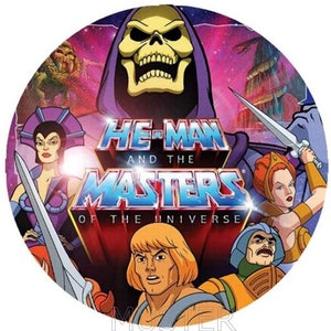 Könnte beinhalten: Eine farbenfrohe Illustration der He-Man und die Masters of the Universe Charaktere. Das Bild zeigt He-Man, Skeletor, Teela und Man-At-Arms. Der Hintergrund ist ein lila und rosa Nebel mit Sternen.