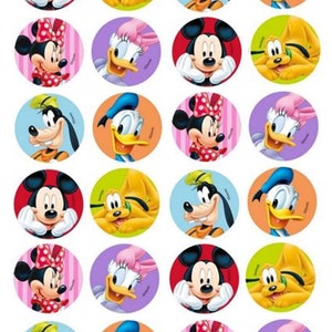 Könnte beinhalten: Ein Set mit 24 runden, essbaren Tortendekorationen mit verschiedenen Disney-Charakteren, darunter Mickey Mouse, Minnie Mouse, Donald Duck, Goofy und Pluto. Die Dekorationen sind auf essbarem Papier gedruckt und perfekt zum Dekorieren von Kuchen, Cupcakes und anderen Desserts.