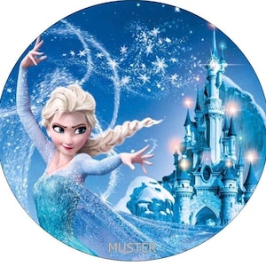 以下が含まれることがあります： アナと雪の女王のディズニーのプリンセス、エルサが、渦巻く青い背景に青いドレスを着て描かれています。彼女は前に手を伸ばしており、背景には青い城があります。画像の下部には「MUSTER」というテキストがあります。