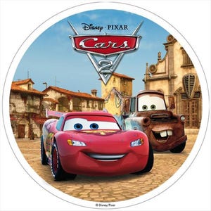Könnte beinhalten: Rundes Bild mit Lightning McQueen und Hook aus Disney Pixars Cars 2. Der Hintergrund zeigt eine europäisch anmutende Stadt. Das Cars 2-Logo befindet sich oben, darunter das Disney Pixar-Logo.
