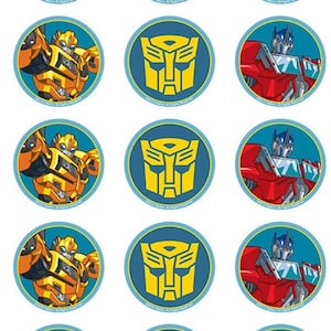 Puede incluir: Doce adornos redondos para cupcakes con personajes de Transformers. Hay cuatro diseños diferentes: Optimus Prime, Bumblebee, el símbolo de los Autobots y el símbolo de los Decepticons. Los adornos están impresos sobre un fondo blanco con un borde azul.