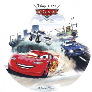 Peut inclure: Illustration colorée avec des personnages de Cars de Disney Pixar. Flash McQueen, une voiture de course rouge, est au premier plan, avec d'autres voitures animées, dont des voitures de police et une dépanneuse, en course. Le logo Cars de Disney Pixar est en haut.