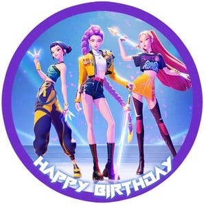 Könnte beinhalten: Rundes Grafikdesign mit drei animierten Figuren in modischen Outfits, die leuchtende Waffen halten. Die Figuren stehen vor einem blauen Hintergrund, mit dem Schriftzug "HAPPY BIRTHDAY" in Weiß am unteren Rand. Ein violetter Kreis umrahmt das Bild.